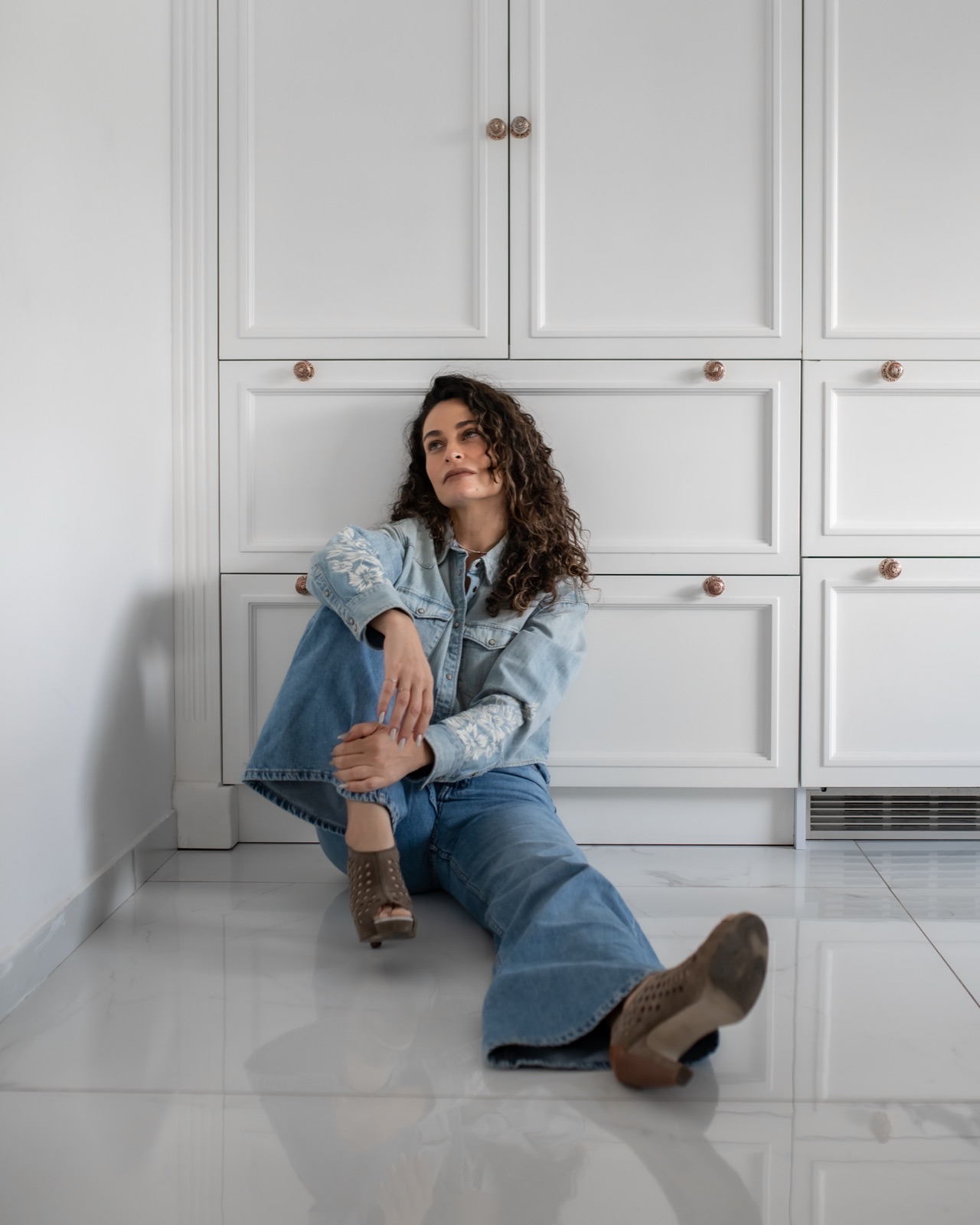 אישה מחייכת בצילומים